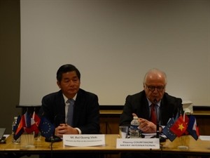 Minister Bui Quang Vinh (L) at the meeting with French firms (Photo: VNA)